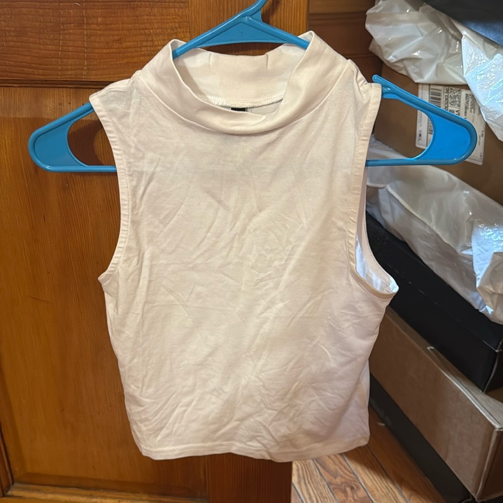 Size - S (cropped top - fits like XS ) 
Silver Jeans Co. White tank crop.